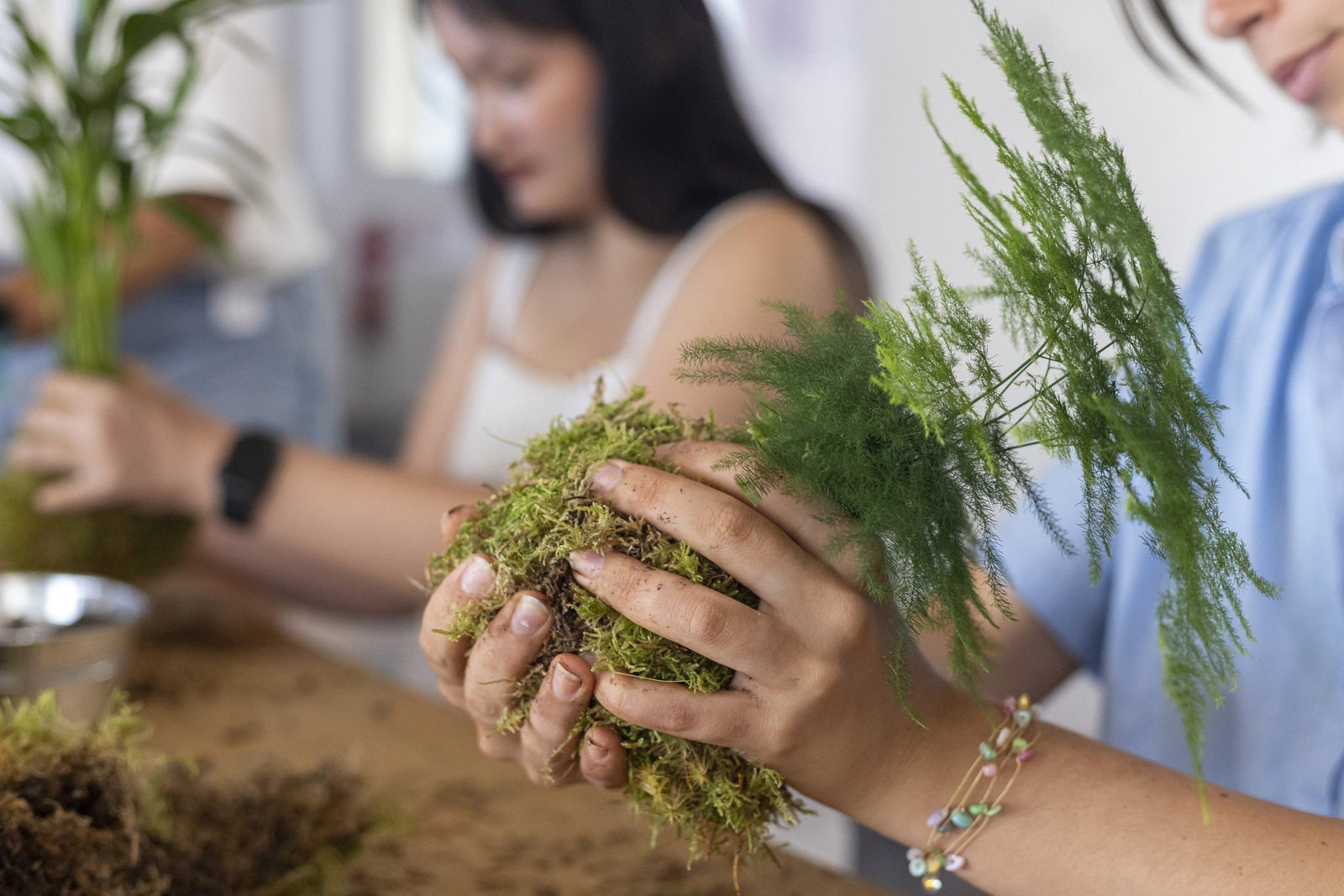 Atelier Kokedama à Bordeaux : apprenez l’art floral japonais et créez votre boule de mousse suspendue - La Green Touch